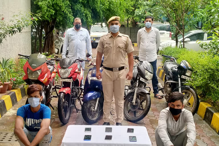 south delhi special staff team arrested two crooks in snatching case