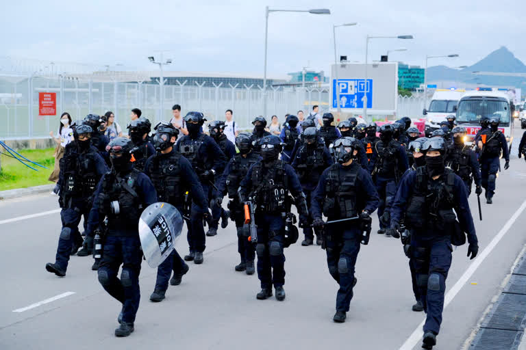 hong kong national security law, 14 protestors arrested in hong kong, slogan against china cited in hong kong, shopping protest in hong kong, ହଂକଂ ଜାତୀୟ ସୁରକ୍ଷା ଆଇନ, ହଂକଂରେ 14 ଆନ୍ଦୋଳନକାରୀ ଗିରଫ, ହଂକଂରେ ଚୀନ ବିରୋଧୀ ସ୍ଲୋଗାନ, ହଂକଂରେ ଶପିଂ ବିକ୍ଷୋଭ