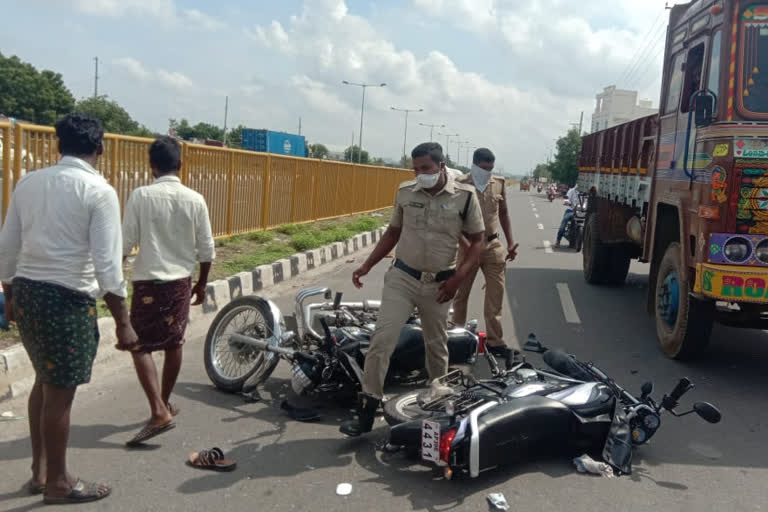 two wheelrers accidnet in prakasam dst maroor