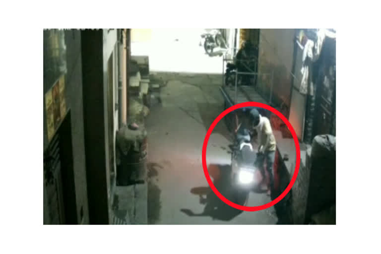 Bike theft incident captured in CCTV in Adarsh Nagar of Delhi