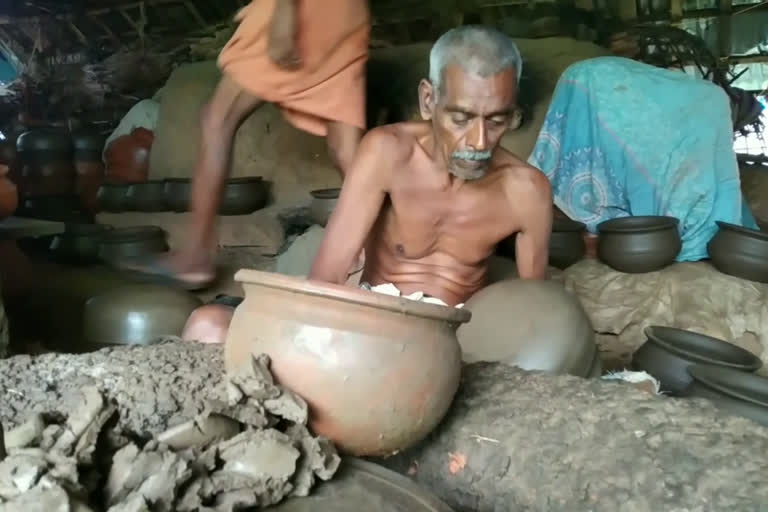 Enter Keyword here.. മലപ്പുറം  malappuram  traditional pottery making  crisis  mud  kerala  kovid 19  craft