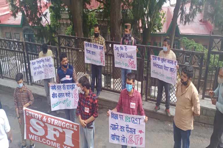 sfi protest in dc office outside in shimla