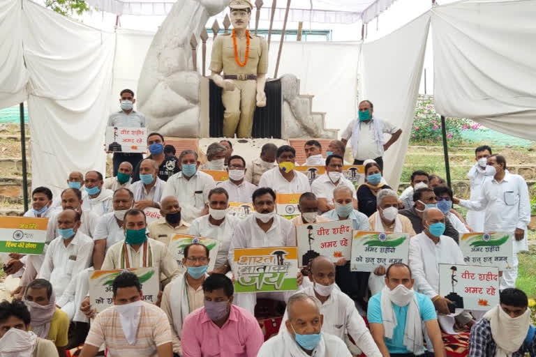 Congress workers pay tribute martyred soldiers in hisar