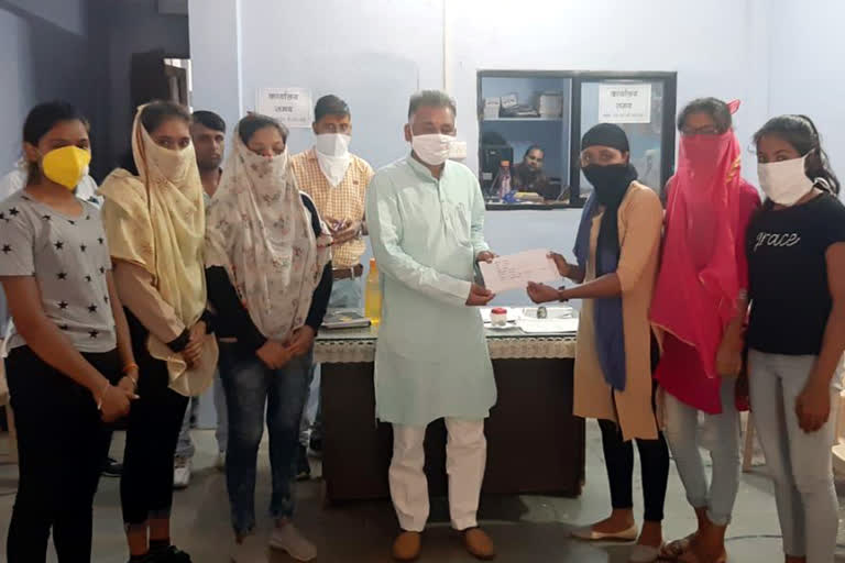 girls of imlikheda village donated 24 thousand rupees in  pm relief fund in shajapur