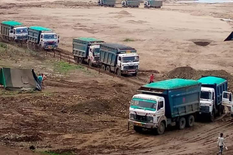 Villagers created ruckus due to the closure of the road due to sand mining