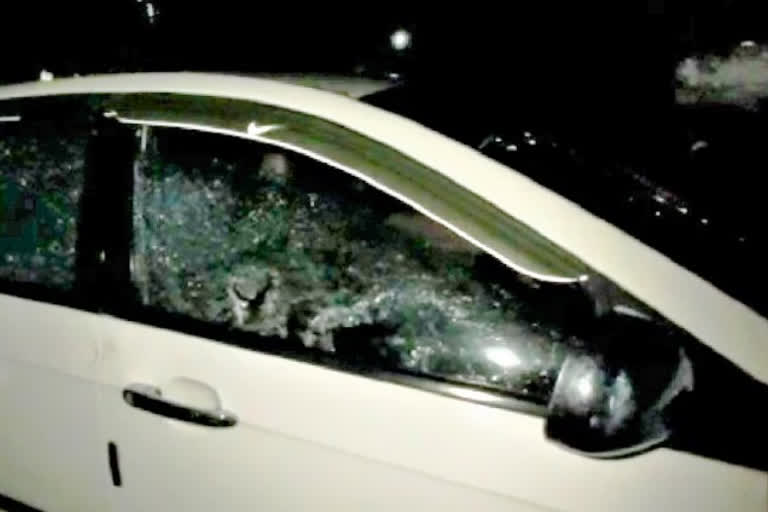 डूंगरपुर में लूट की वारदात, डूंगरपुर में कार पर पथराव, throwing stones at a car in Dungarpur, loot at dungarpur
