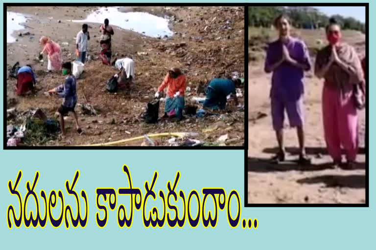 russian-devotee-is-cleaning-the-chitravathi-river-in-puttaparthi