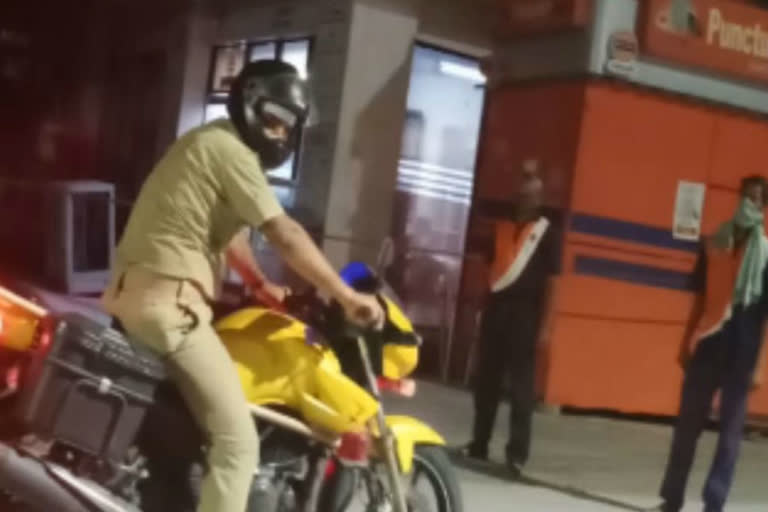 Police in Dwarka guarding petrol pumps and banks in delhi