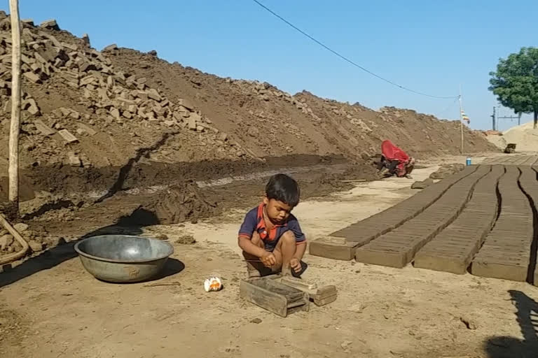 बच्चों को बांटा जा रहा पोषाहार, distributing nutrition to children