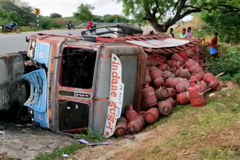 Lorroy hitting the divider at shivrampet kadapa district