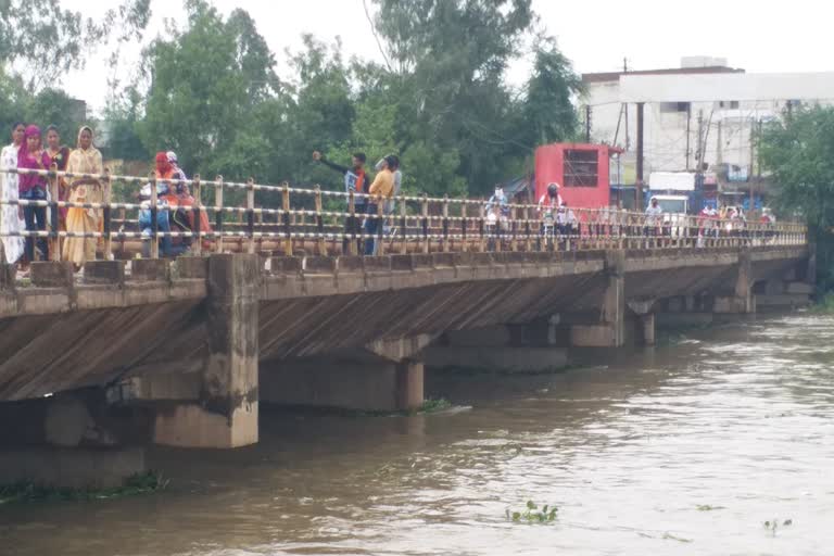 kharun river is overflowing