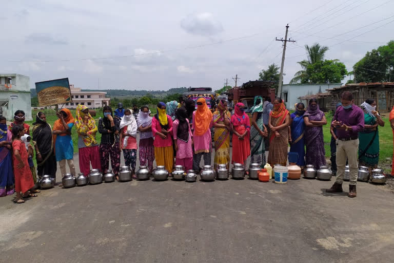 women protested for water problems in sirpur u mandal