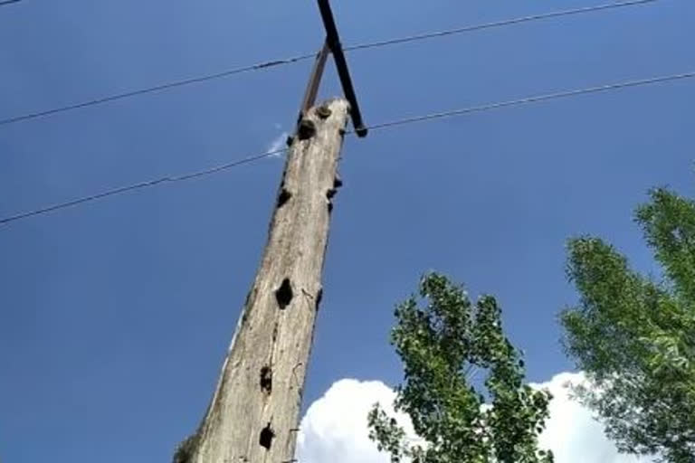 Pahalgam: Don't let the hanging wires cause an accident!