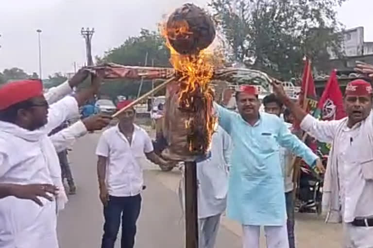 Samajwadi burns PM's statue in bahraich