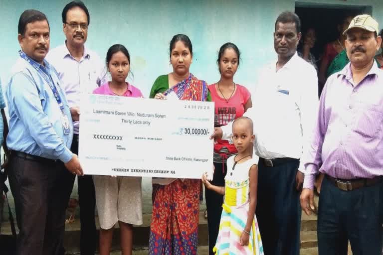 SBI paid the sum insured to the family of martyr Nanduram Soren