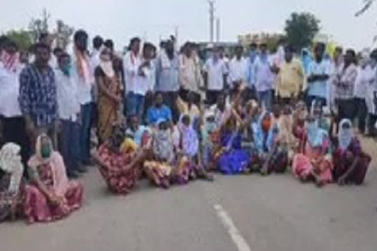 congress leaders protest at matampally police station in suryapet district