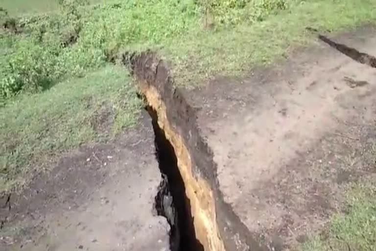 People scared due to crack land in Giridih, crack land in Giridih,  news of land crack in Giridih, गिरिडीह में जमीन पर आई दरार से डरे लोग, गिरिडीह में जमीन पर दरार, गिरिडीह में धंसी