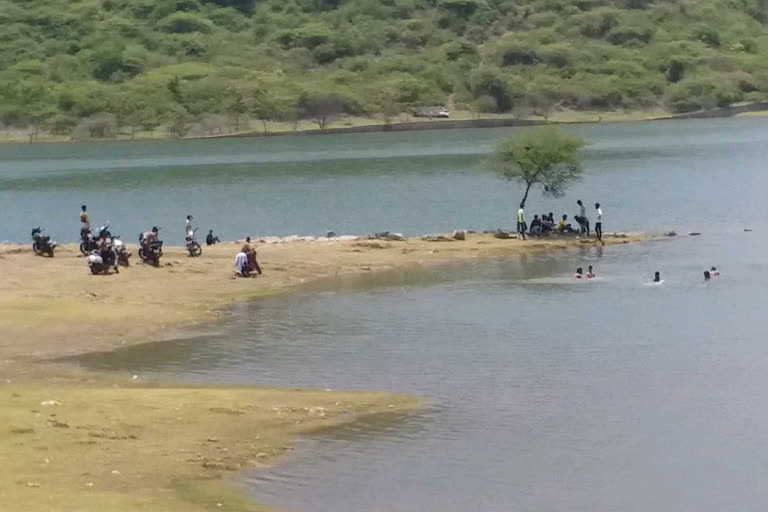 people are dipping in ponds, लोग तालाबों में लगा रहे डुबकियां