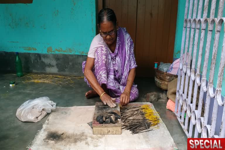 ধূপকাঠি শিল্পে যুক্ত মহিলারা