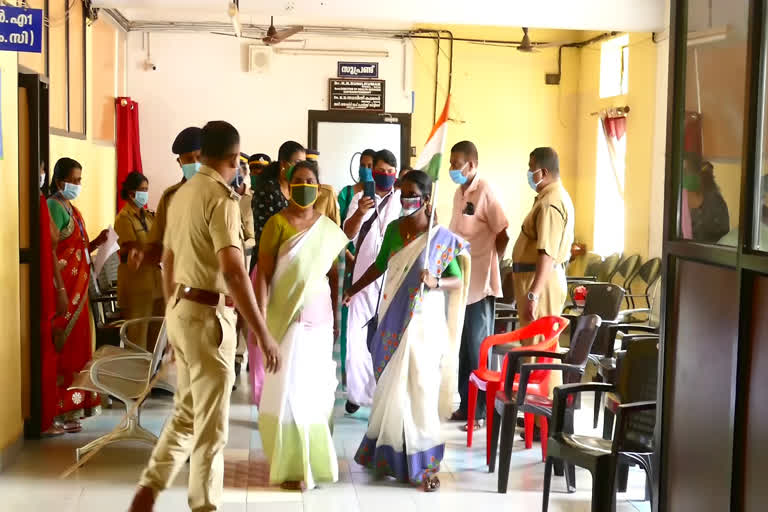 കൊല്ലം  കൊട്ടാരക്കര മഹിളാ കോൺഗ്രസ്  പ്രതിഷേധ സമരം നടത്തി  pregnent women  Treatment denied  kottarakkara