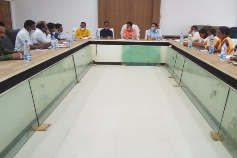 MLA Vikram Mandavi held a meeting of all panchayat officials and departmental officers