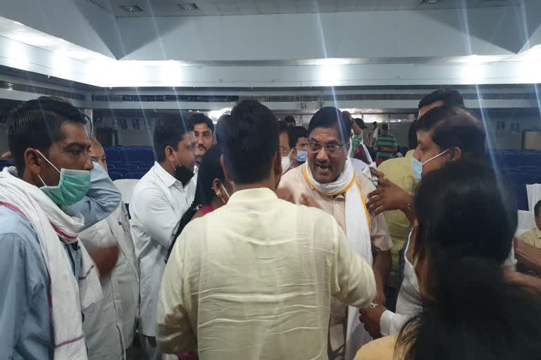 bjp-congress-councilors-clashed-fiercely-in-haridwar-town-hall