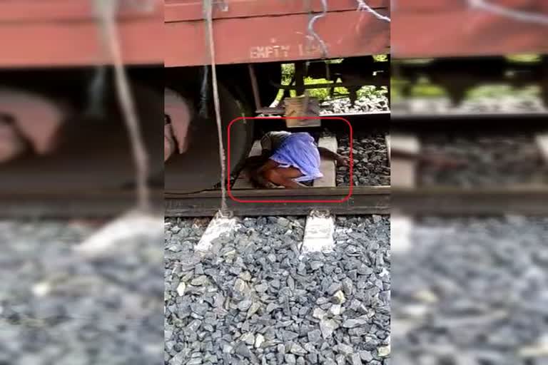 old man death due to train hit in sahibganj, old man fell in railway track sahibganj, News of Sahibganj Mirzachowki railway station, साहिबगंज में ट्रेन की चपेट में आने से बुजुर्ग की मौत, साहिबगंज में रेलवे ट्रैक पर गिरा बुजुर्ग, साहिबगंज मिर्जाचौकी रेलवे स्टेशन की खबरें