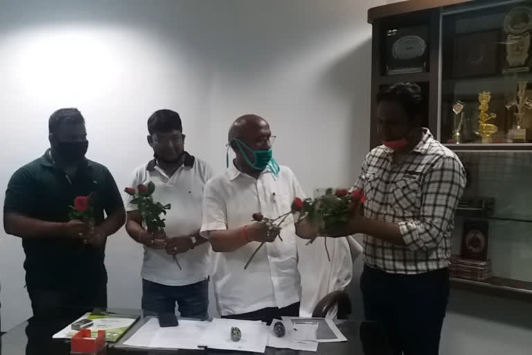 mla honored three Marwari Yuva Manch workers for donating platelets in jamshedpur