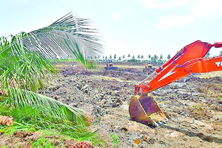 చెరువుల అక్రమ తవ్వకాలు