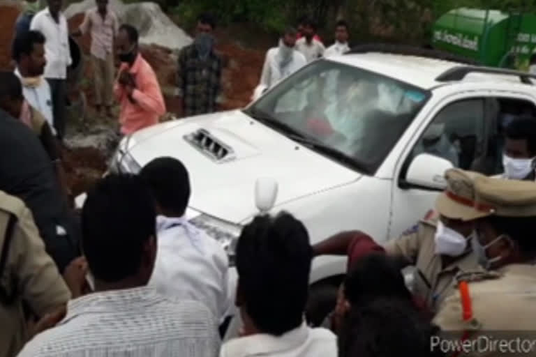 Farmers blocked Sangareddy collector's vehicle