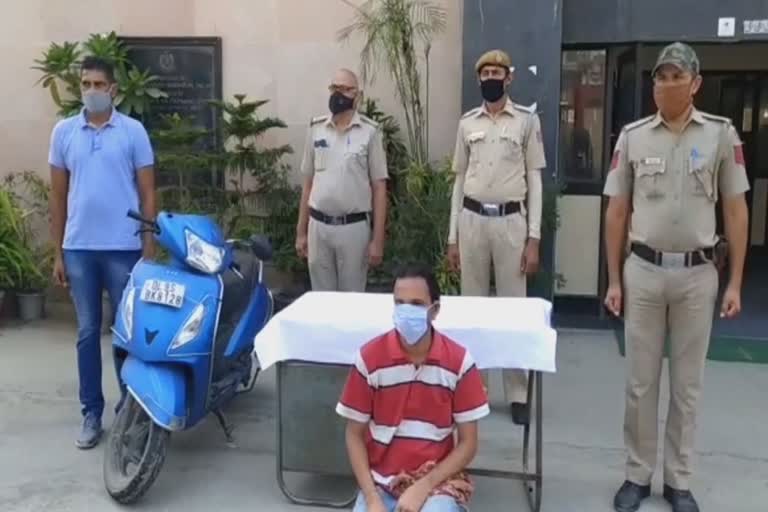 Bindapur police arrested the thief in delhi