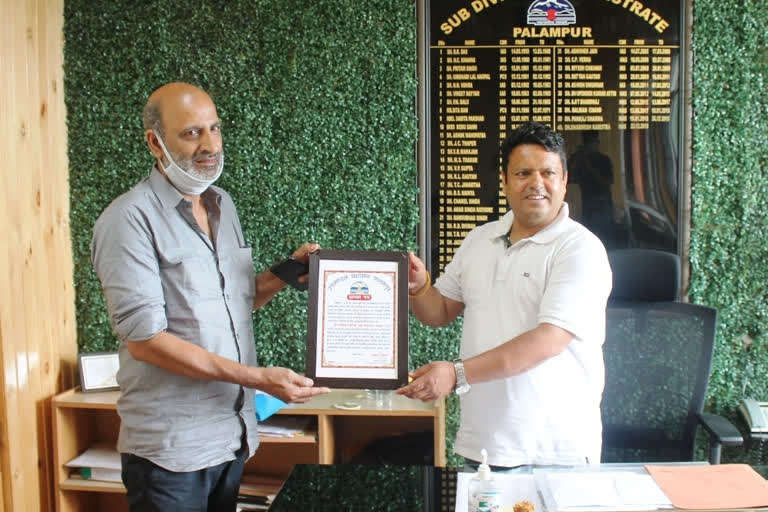 Palampur SDM honored Shani Seva Sadan for helping in Corona period