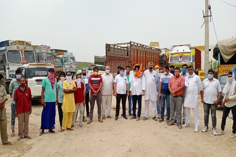 truck transport association protest against oil prices hike in hisar