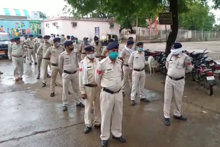 Police took out flag march to maintain peace in Vidisha