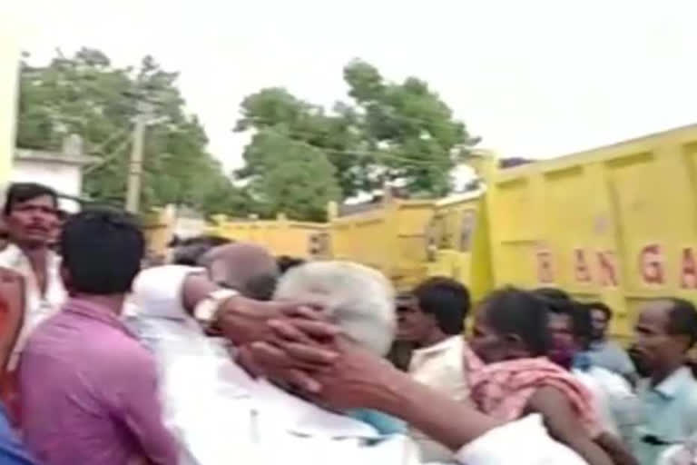 Villagers worry that sand tippers in aidhakallu ananthapuram district