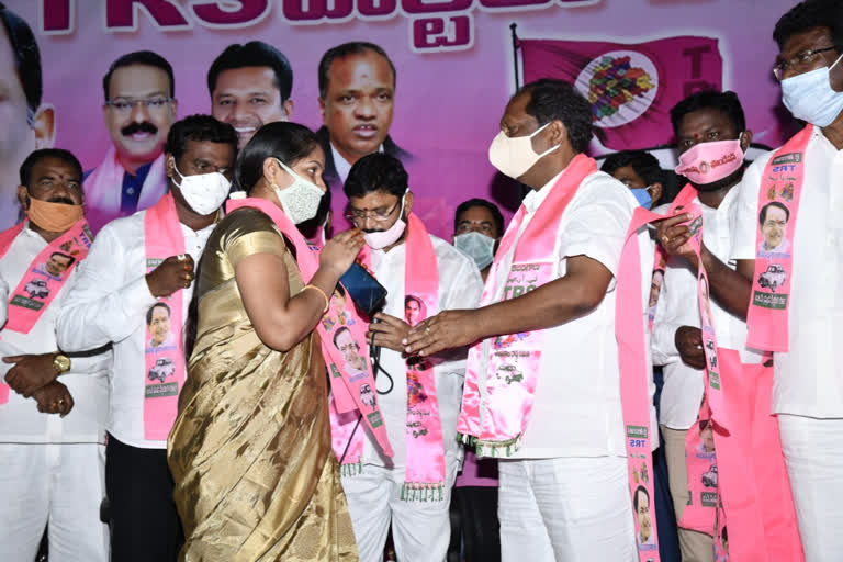 500 Members Joining In Trs Party In Peddapally