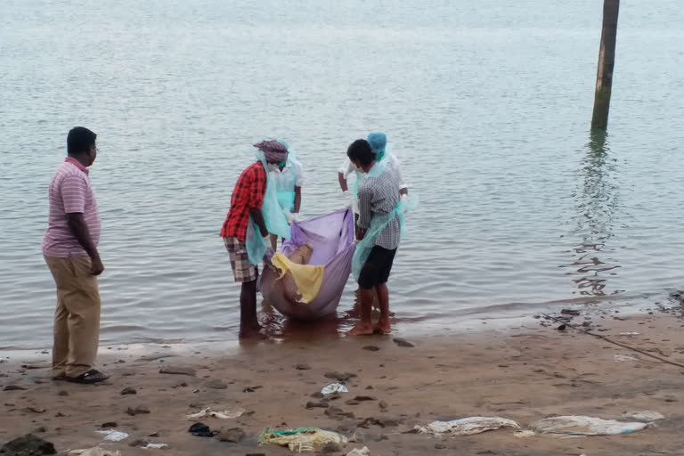 farmer and died along with children at yanam