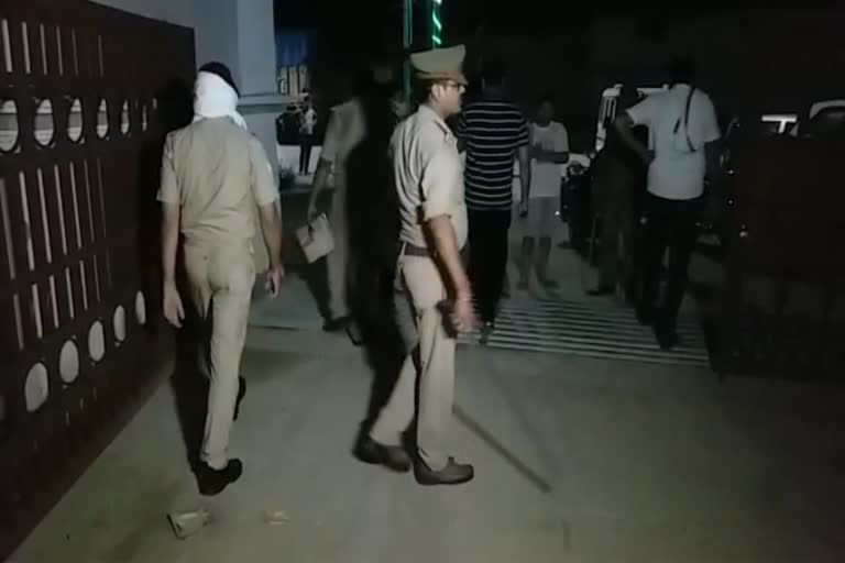 मामले की जांच पड़ताल करती पुलिस.