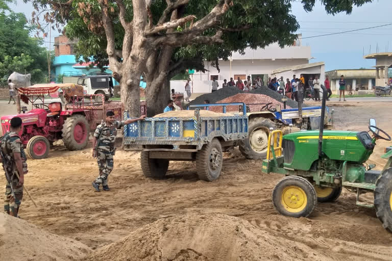 अवैध बालू तस्करों के खिलाफ कार्रवाई