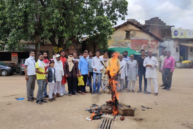 BJP Deendayal Mandal burnt Kamal Nath's effigy