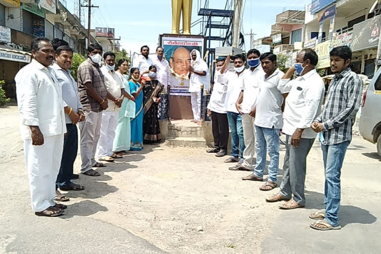 congress leaders pay tribute to pv narasimha rao in siddipet district