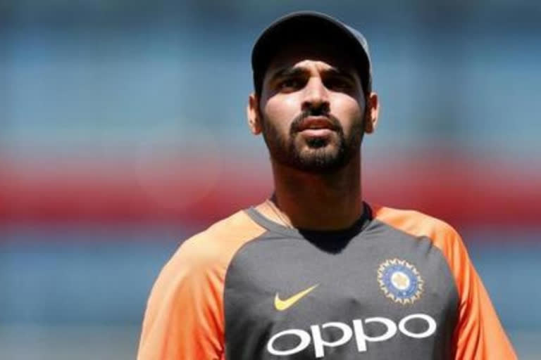 bhuvneshwar kumar praises andre russell for his batting