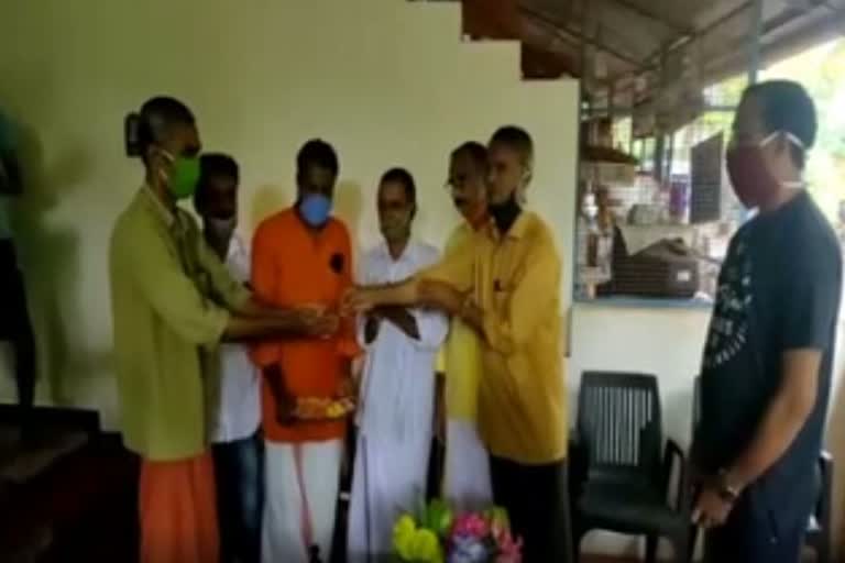 Seva Bharati gives help to the worker  kannur news  സേവാഭാരതി  ഓട്ടോറിക്ഷ തകർന്നു പോയ തൊഴിലാളി  കണ്ണൂർ വാർത്ത