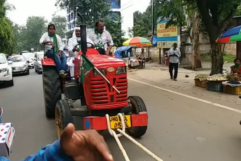 पेट्रोल-डीजल के बढ़ते दाम को लेकर राजद ने किया ट्रैक्टर खींच कर प्रदर्शन