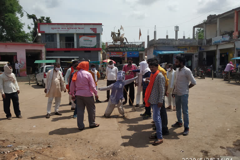 BJP workers burnt effigy of former Chief Minister Kamal Nath