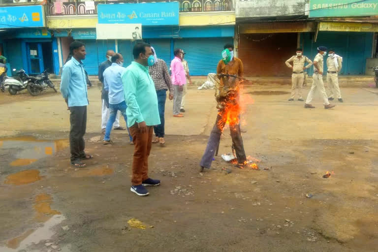 BJP workers burnt effigy of former Chief Minister Kamal Nath