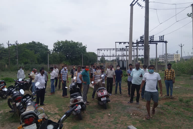 बिजली कटौती पर ग्रामीणों का प्रदर्शन, Villagers protest on power cuts