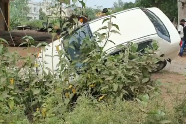 car fell into the drain in jagdalpur