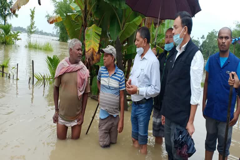 BJP activist visits flood effected area of ​​Jonai dhemaji assam etv bharat news