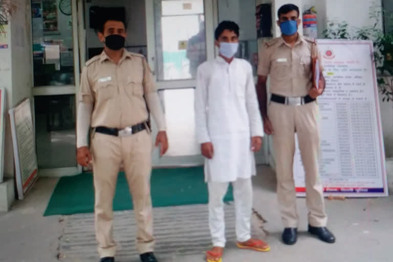 south delhi police arrested a man in case of cyber fraud with sanjaya baru